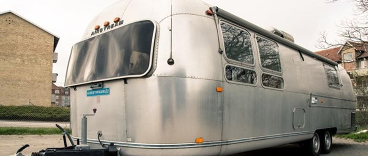 Kendissernes ikoniske campingvogn kan nu blive din