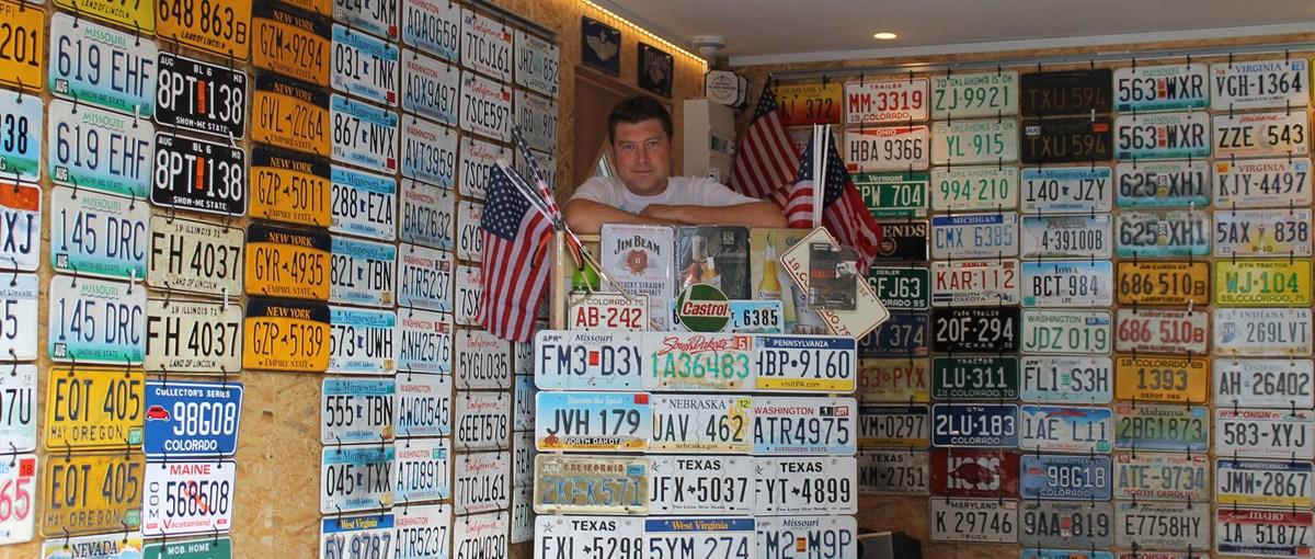 Lasse sælger ud af sin KÆMPE samling af amerikanske nummerplader