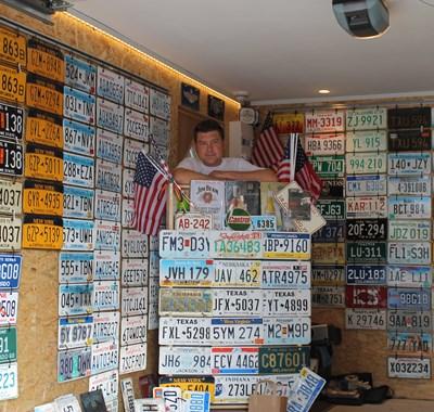 Lasse sælger ud af sin KÆMPE samling af amerikanske nummerplader