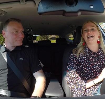 Bil-blanke Julie møder Plug-in Hybrid: Se hvordan det gik…
