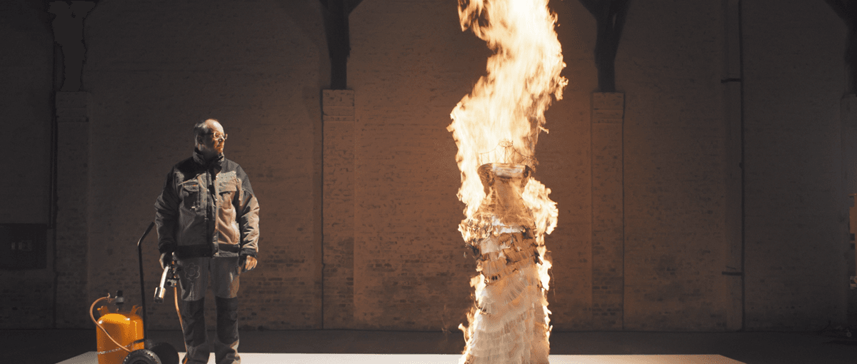 Video: Vi brænder en helt ny Jesper Høvring-brudekjole af