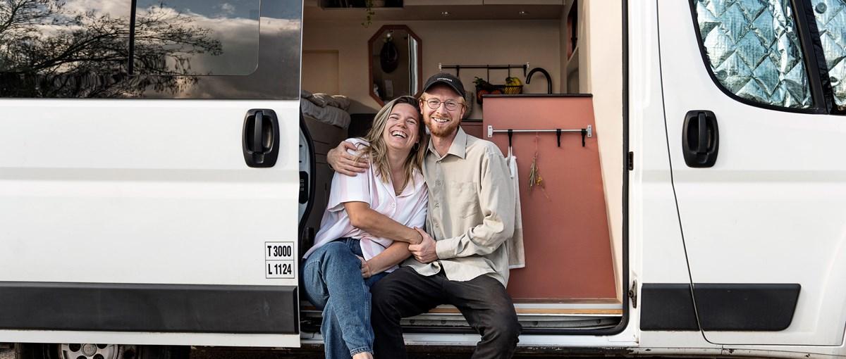 Michelle og Malte har forvandlet varevogn til rullende hjem - nu kører de Europa tynd