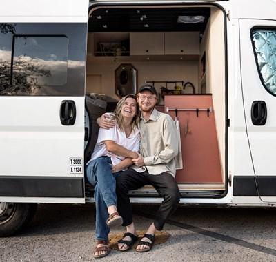 Michelle og Malte har forvandlet varevogn til rullende hjem - nu kører de Europa tynd