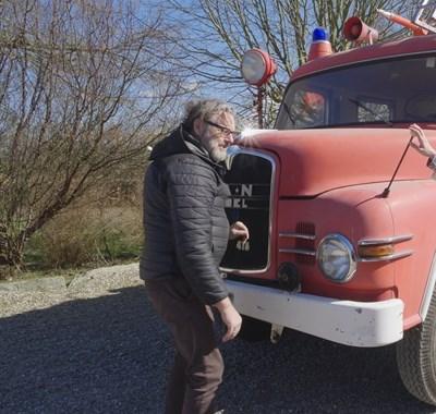 Unikt på DBA: Henrik sælger brandbilen, fordi den er rød