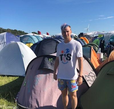 Sebastian genbruger efterladte telte på Roskilde Festival