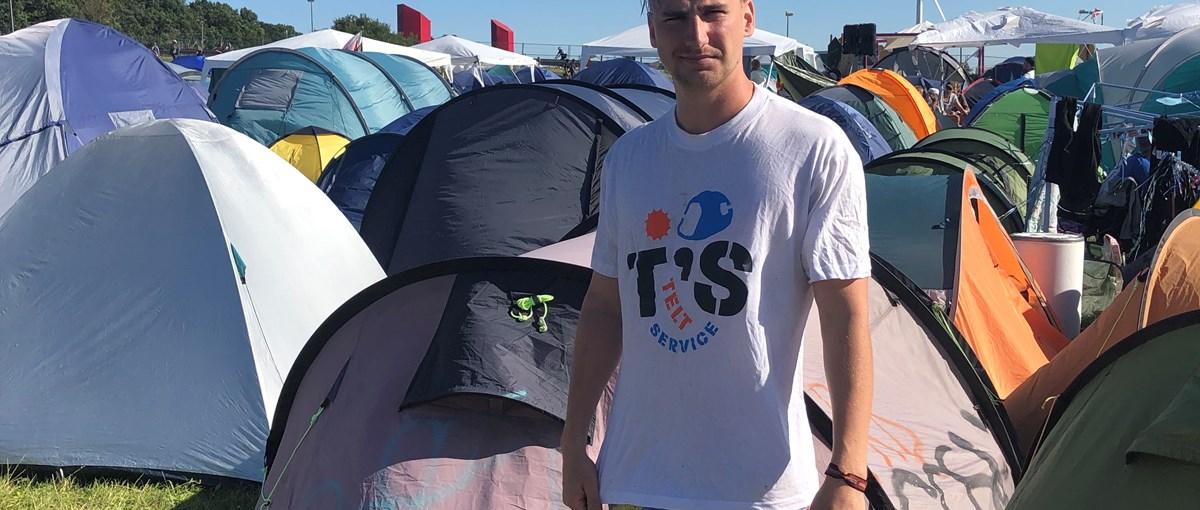 Sebastian genbruger efterladte telte på Roskilde Festival
