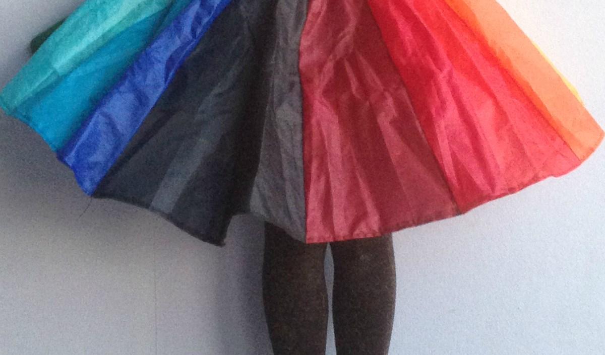 DIY: Lav en regnbuenederdel ud af en paraply