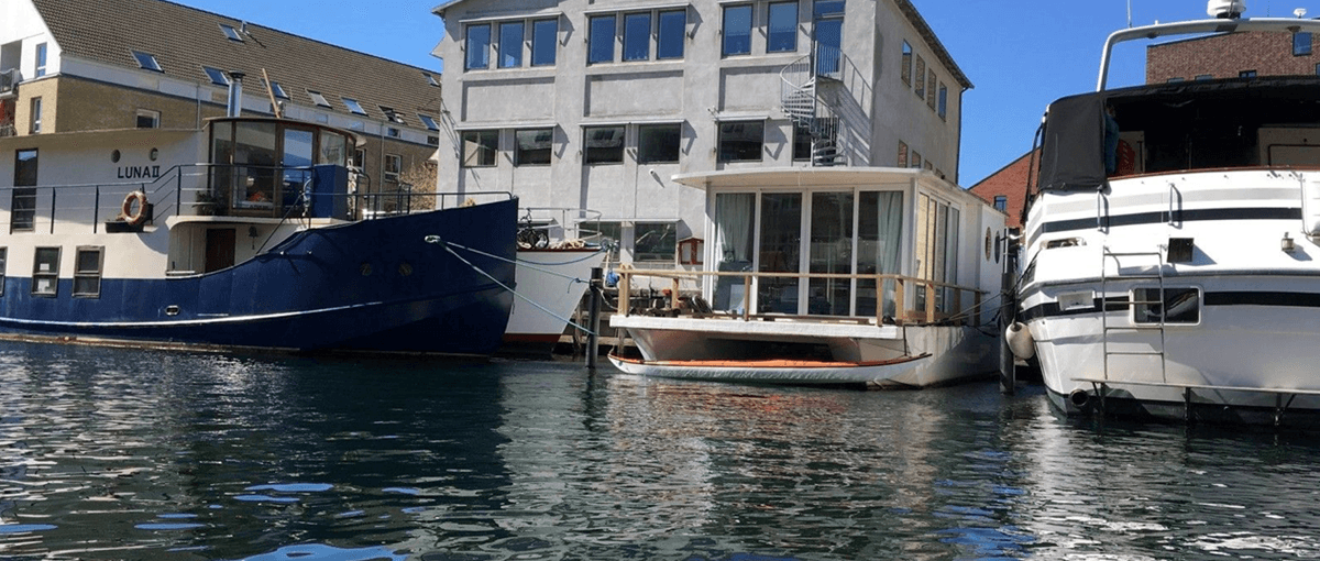 Husbåd til salg i KBH K med udsigt over kanalen