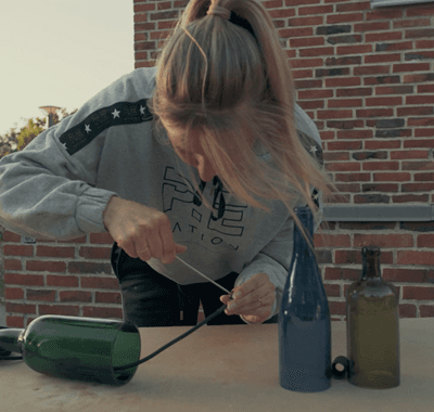 DIY: Tre flasker forvandles til en lampe