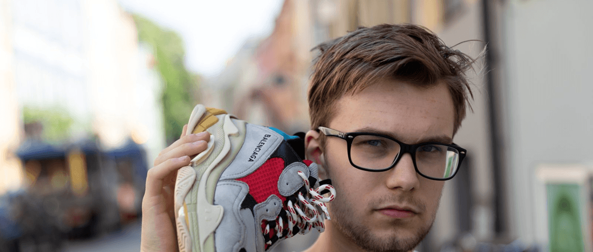 21-årige Karl lever af kunst på brugte sneakers