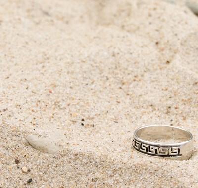 Smart trick: Sådan finder du dit smykke i sandet