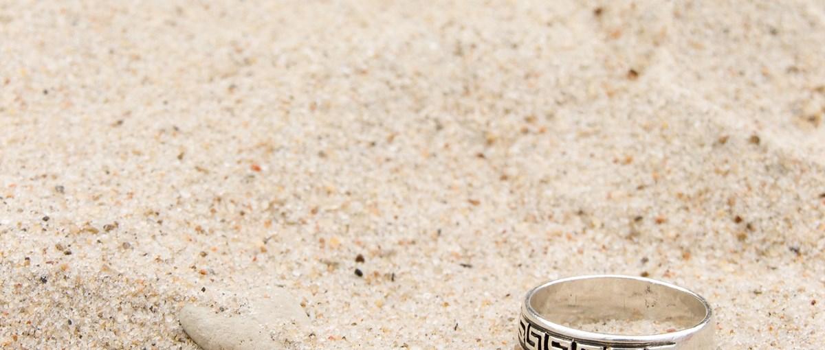 Smart trick: Sådan finder du dit smykke i sandet