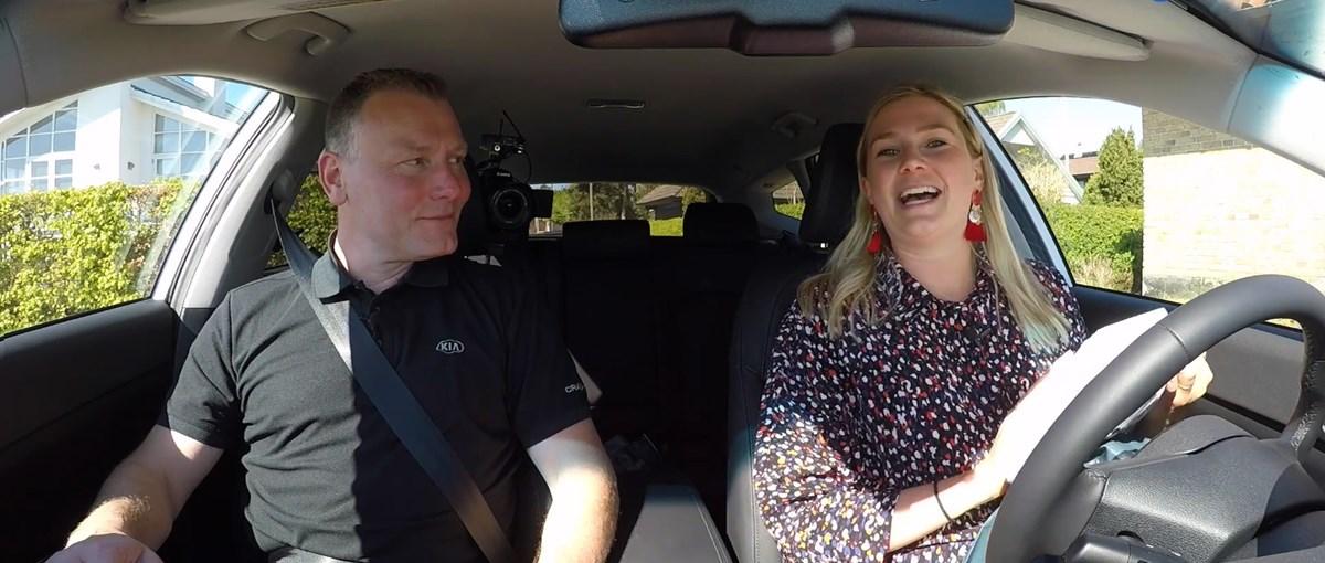 Bil-blanke Julie møder Plug-in Hybrid: Se hvordan det gik…