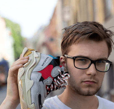 21-årige Karl lever af kunst på brugte sneakers